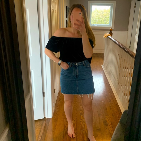 Black velvet off the shoulder top - Picture 1 of 3